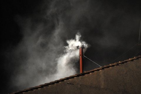 Der Schornstein der Sixtinischen Kapelle zeigt auch erfolgreicher Papstwahl weißen Rauch bei Nacht