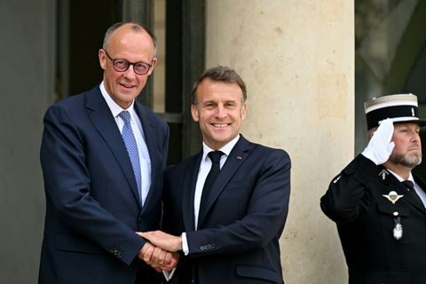 Frankreichs Staatschef Macron (rechts) und Bundeskanzler Merz bei ihrem Treffen am Mittwoch in Paris