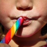 Foodwatch kritisiert insbesondere "Candyfluencer", die auf Social Media gesundheitsgefährdende Süßigkeiten vermarkten und in deren Videos teilweise kleine Kinder auftreten. Auch die beliebten "Candy Challenges", bei denen besonders extreme Süßigkeiten gegessen werden, seien "kein lustiges Jugendphänomen mehr, sondern eine ernsthafte Gefahr für Minderjährige". Foodwatch fordert, dass die über Tiktok und Co. vermarkteten Produkte von deutschen Behörden lückenloser kontrolliert und notfalls vom Markt genommen werden