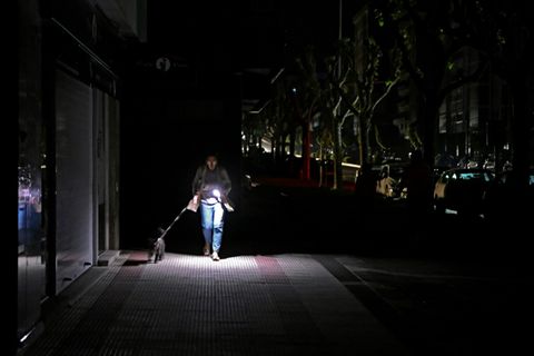 Spaziergängerin in Vigo im Nordwesten Spaniens am 28. April