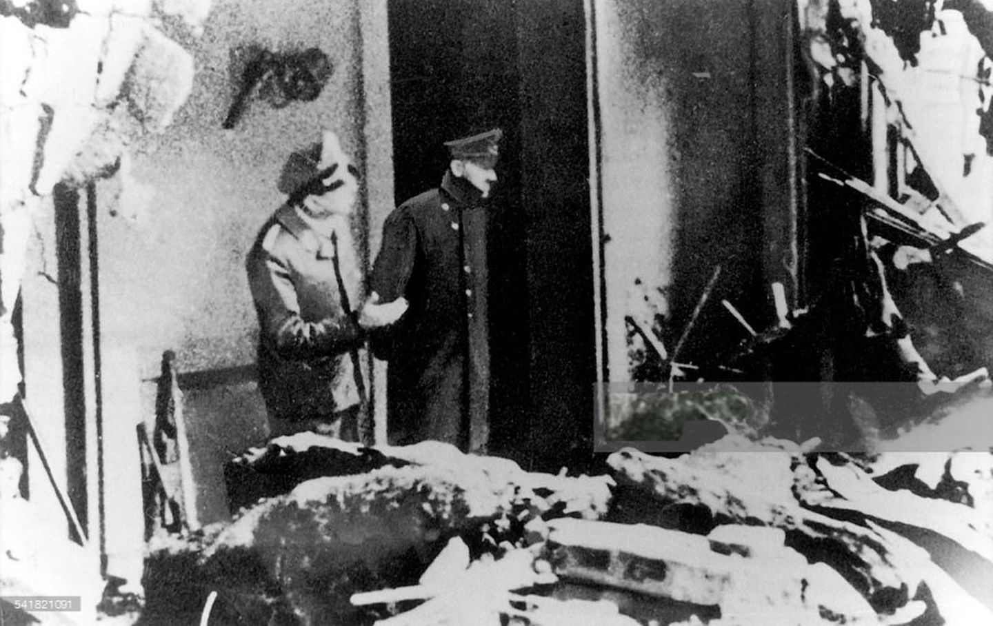 Hitler (r.) in den Trümmern der Reichskanzlei