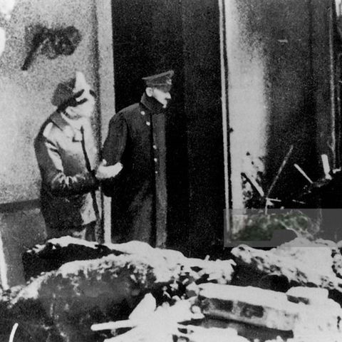 Hitler (r.) in den Trümmern der Reichskanzlei