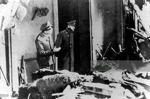 Hitler (r.) in den Trümmern der Reichskanzlei