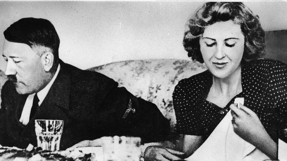 Hitler beim Abendessen mit Eva Braun