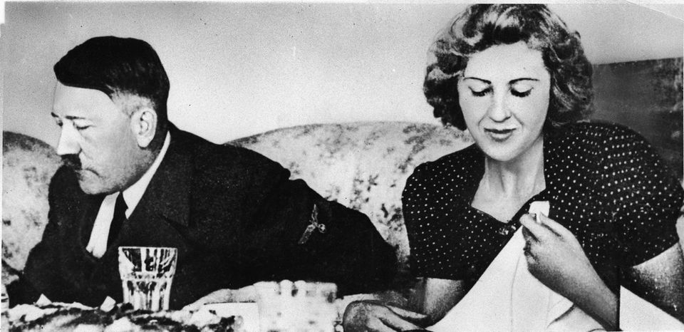Hitler beim Abendessen mit Eva Braun