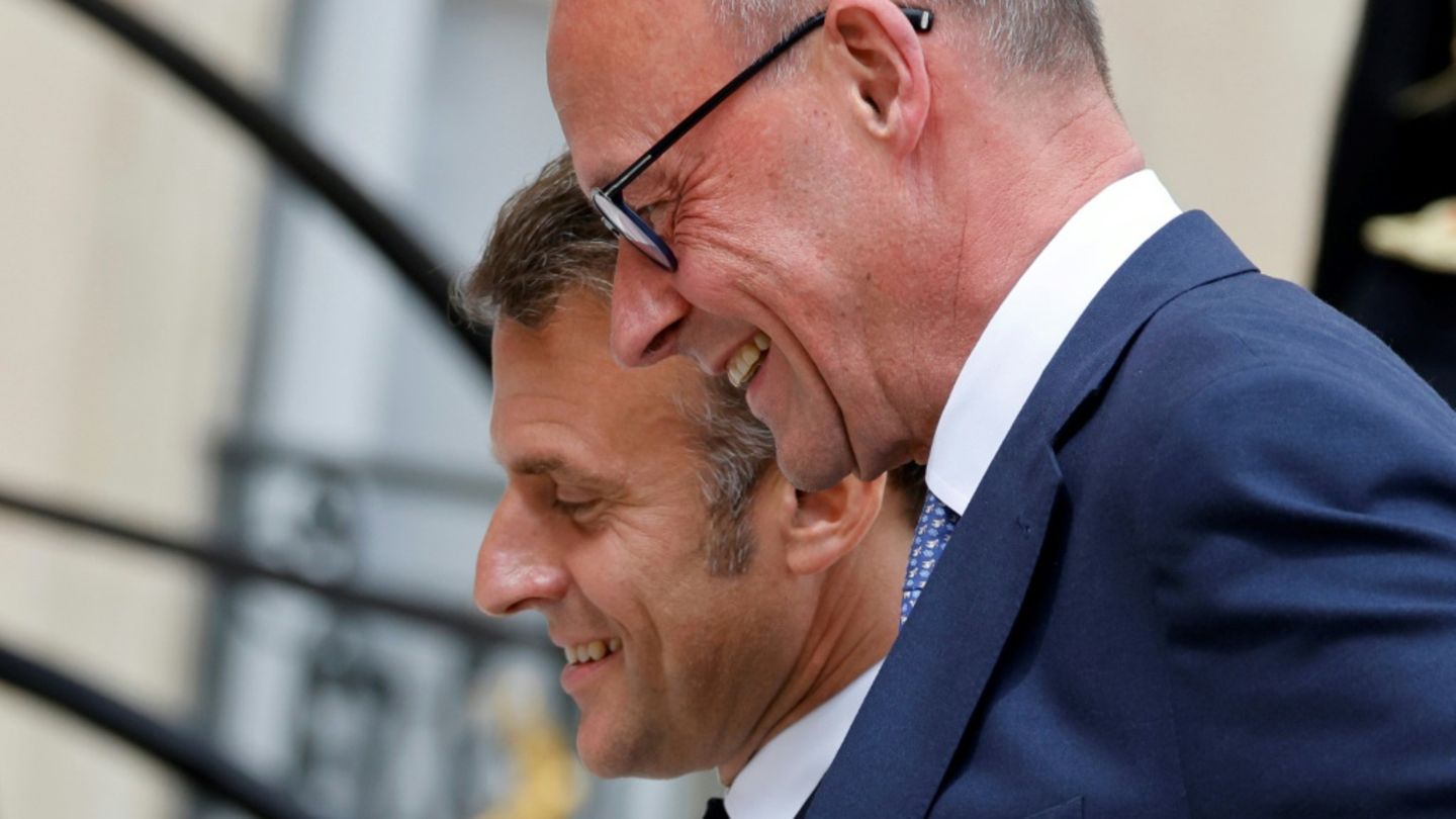 Friedrich Merz (vorn) und Emmanuel Macron in Paris