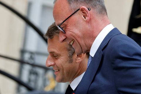 Friedrich Merz (vorn) und Emmanuel Macron in Paris