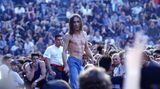 Iggy Pop steht mit freiem Oberkörper vor einem großen Publikum auf der Berliner Waldbühne 1993