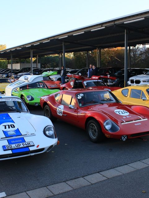 Der begeisterte Motorsportler Heinz Melkus fuhr schon in den Fünfzigerjahren Wettbewerbe auf VW oder Veritas und ging bis 1977 bei mehr als 200 Rennen an den Start. Neben dem Betrieb einer Fahrschule in Dresden baute Heinz Melkus eine Sportwagenmanufaktur auf und verwirklichte seinen Traum: den RS 1000. Der Flügeltürer wurde von 1969 bis 1979 auf Initiative des DDR-Rennsportverbandes ADMV in Kleinserie gebaut und stand zuerst nur ausgewählten Rennfahrern, die eine entsprechende Lizenz vorweisen konnten, zur Verfügung. Später kamen dann einige wenige Privatleute in den Genuss des Zweitakt-Flitzers. Trotzdem konnten die 101 gebauten Exemplare nicht einmal annähernd die Nachfrage decken