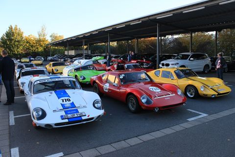 Der begeisterte Motorsportler Heinz Melkus fuhr schon in den Fünfzigerjahren Wettbewerbe auf VW oder Veritas und ging bis 1977 bei mehr als 200 Rennen an den Start. Neben dem Betrieb einer Fahrschule in Dresden baute Heinz Melkus eine Sportwagenmanufaktur auf und verwirklichte seinen Traum: den RS 1000. Der Flügeltürer wurde von 1969 bis 1979 auf Initiative des DDR-Rennsportverbandes ADMV in Kleinserie gebaut und stand zuerst nur ausgewählten Rennfahrern, die eine entsprechende Lizenz vorweisen konnten, zur Verfügung. Später kamen dann einige wenige Privatleute in den Genuss des Zweitakt-Flitzers. Trotzdem konnten die 101 gebauten Exemplare nicht einmal annähernd die Nachfrage decken