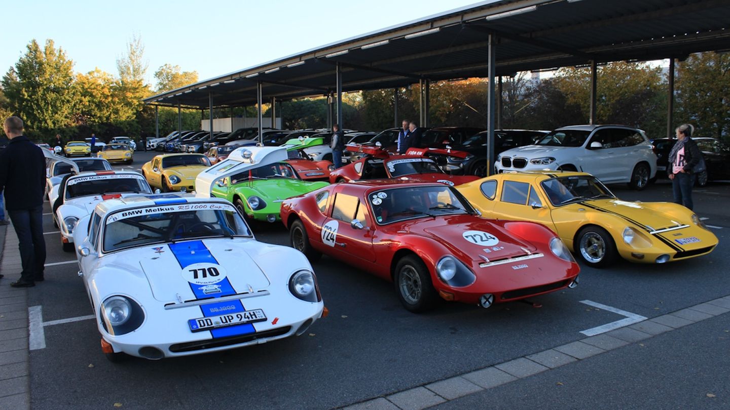 Der begeisterte Motorsportler Heinz Melkus fuhr schon in den Fünfzigerjahren Wettbewerbe auf VW oder Veritas und ging bis 1977 bei mehr als 200 Rennen an den Start. Neben dem Betrieb einer Fahrschule in Dresden baute Heinz Melkus eine Sportwagenmanufaktur auf und verwirklichte seinen Traum: den RS 1000. Der Flügeltürer wurde von 1969 bis 1979 auf Initiative des DDR-Rennsportverbandes ADMV in Kleinserie gebaut und stand zuerst nur ausgewählten Rennfahrern, die eine entsprechende Lizenz vorweisen konnten, zur Verfügung. Später kamen dann einige wenige Privatleute in den Genuss des Zweitakt-Flitzers. Trotzdem konnten die 101 gebauten Exemplare nicht einmal annähernd die Nachfrage decken.