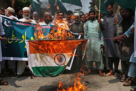 Eine brennende indische Flagge bei einer Demo in Pakistan. Die Stimmung zwischen den Nachbarländern ist seit dem Terroranschlag angespannt