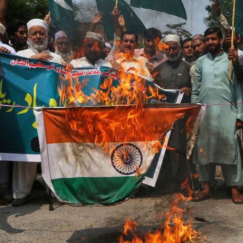 Eine brennende indische Flagge bei einer Demo in Pakistan. Die Stimmung zwischen den Nachbarländern ist seit dem Terroranschlag angespannt