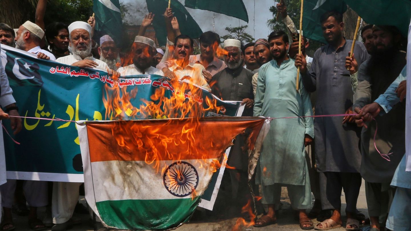 Eine brennende indische Flagge bei einer Demo in Pakistan. Die Stimmung zwischen den Nachbarländern ist seit dem Terroranschlag angespannt