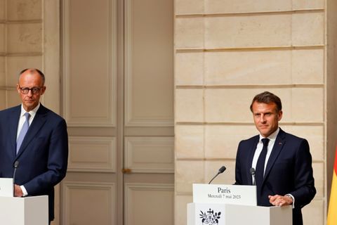 Bundeskanzler Friedrich Merz (l) und Frankreichs Präsident Emmanuel Macron