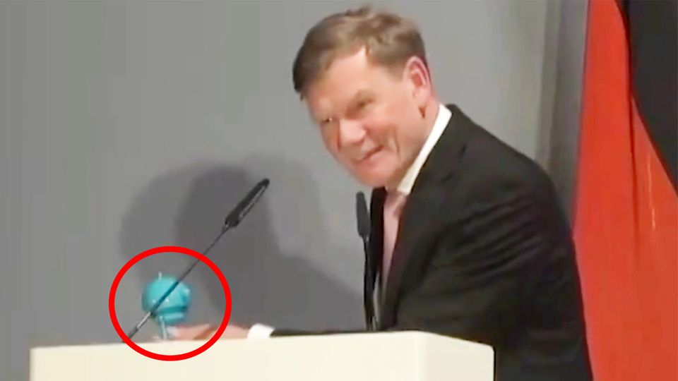 Nachfolger Baerbock Wadephul Geschenke Außenminister Außenminister Johann Wadephul bei seiner Antrittsrede vor einem Pult