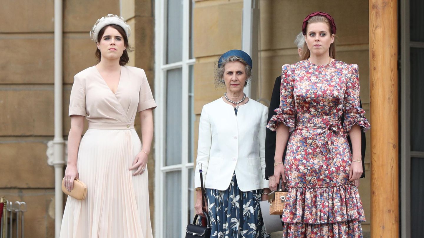 Prinzessin Eugenie und Prinzessin Beatrice im Kostüm mit Hut vor dem Buckingham Palast