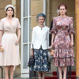 Prinzessin Eugenie und Prinzessin Beatrice im Kostüm mit Hut vor dem Buckingham Palast