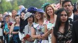 Frauen aus dem Volk schauen gespannt, wer von den Royals zur Gartenparty erscheint