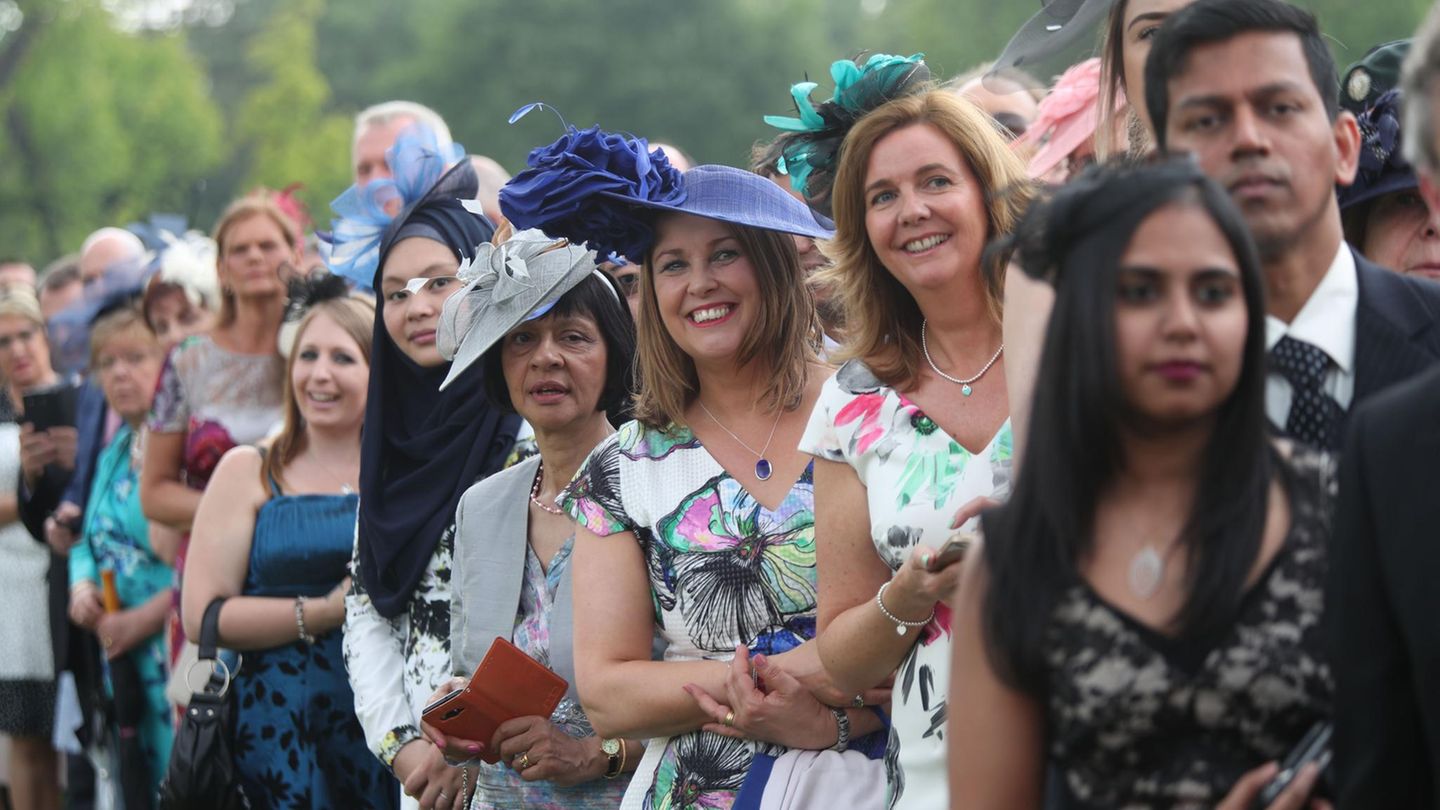 Frauen aus dem Volk schauen gespannt, wer von den Royals zur Gartenparty erscheint