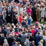 Prinzesin Kate im roten Kostüm umgeben von vielen Menschen