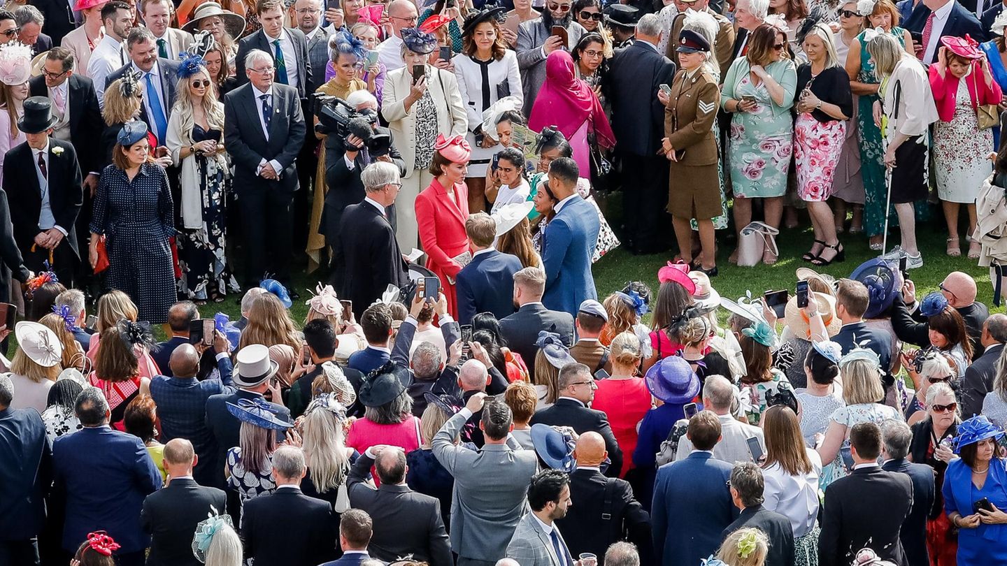 Prinzesin Kate im roten Kostüm umgeben von vielen Menschen