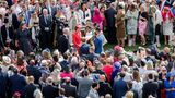 Prinzesin Kate im roten Kostüm umgeben von vielen Menschen