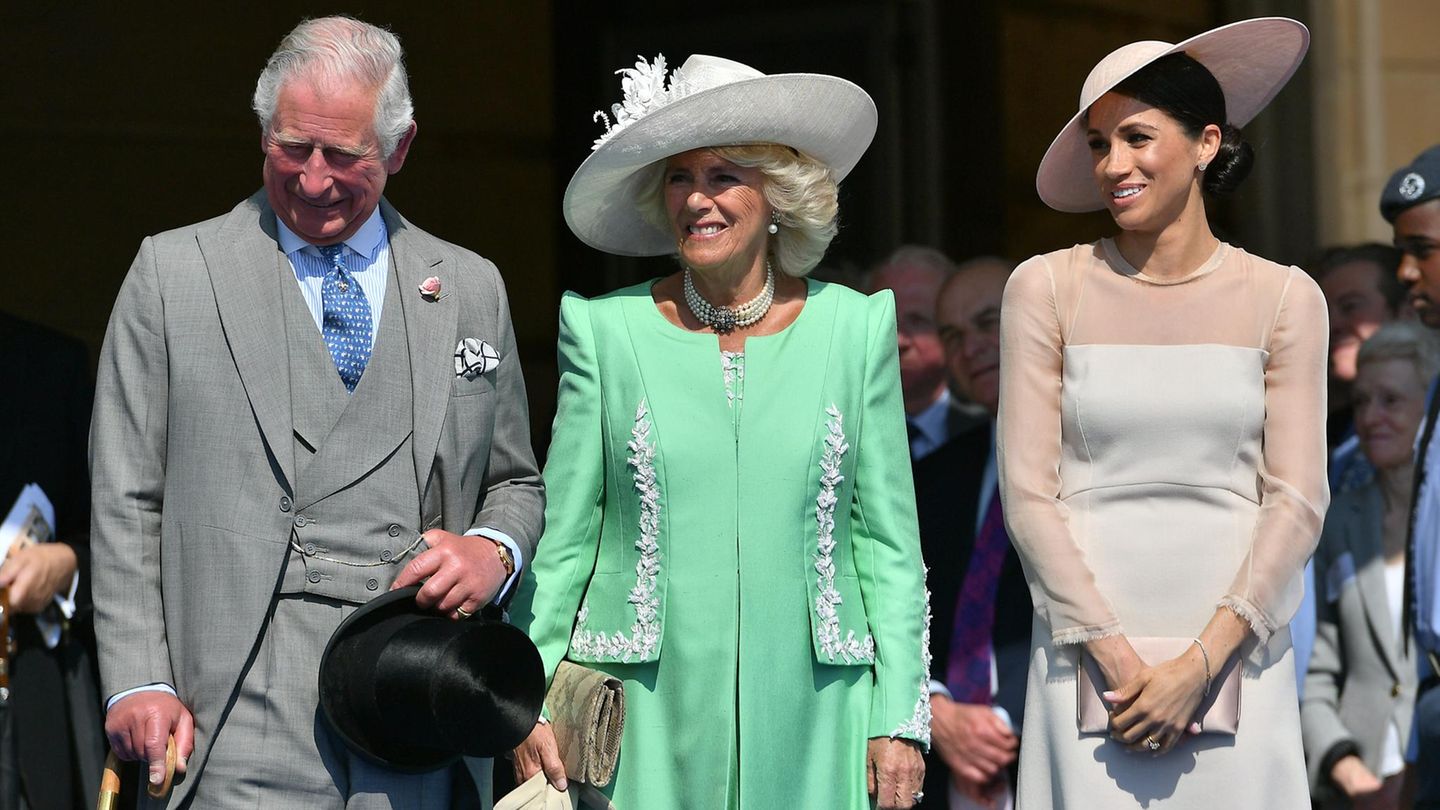 Kurz war auch Meghan bei den Gartenpartys zugegen: Die frisch eingeheiratete Herzogin von Sussex 2018 draußen vor dem Buckingham Palast
