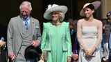 Kurz war auch Meghan bei den Gartenpartys zugegen: Die frisch eingeheiratete Herzogin von Sussex 2018 draußen vor dem Buckingham Palast