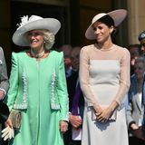 Kurz war auch Meghan bei den Gartenpartys zugegen: Die frisch eingeheiratete Herzogin von Sussex 2018 draußen vor dem Buckingham Palast