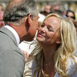 Prinz Charles begrüßt Emma Bunton von den Spice Girls mit einem Wangenkuss