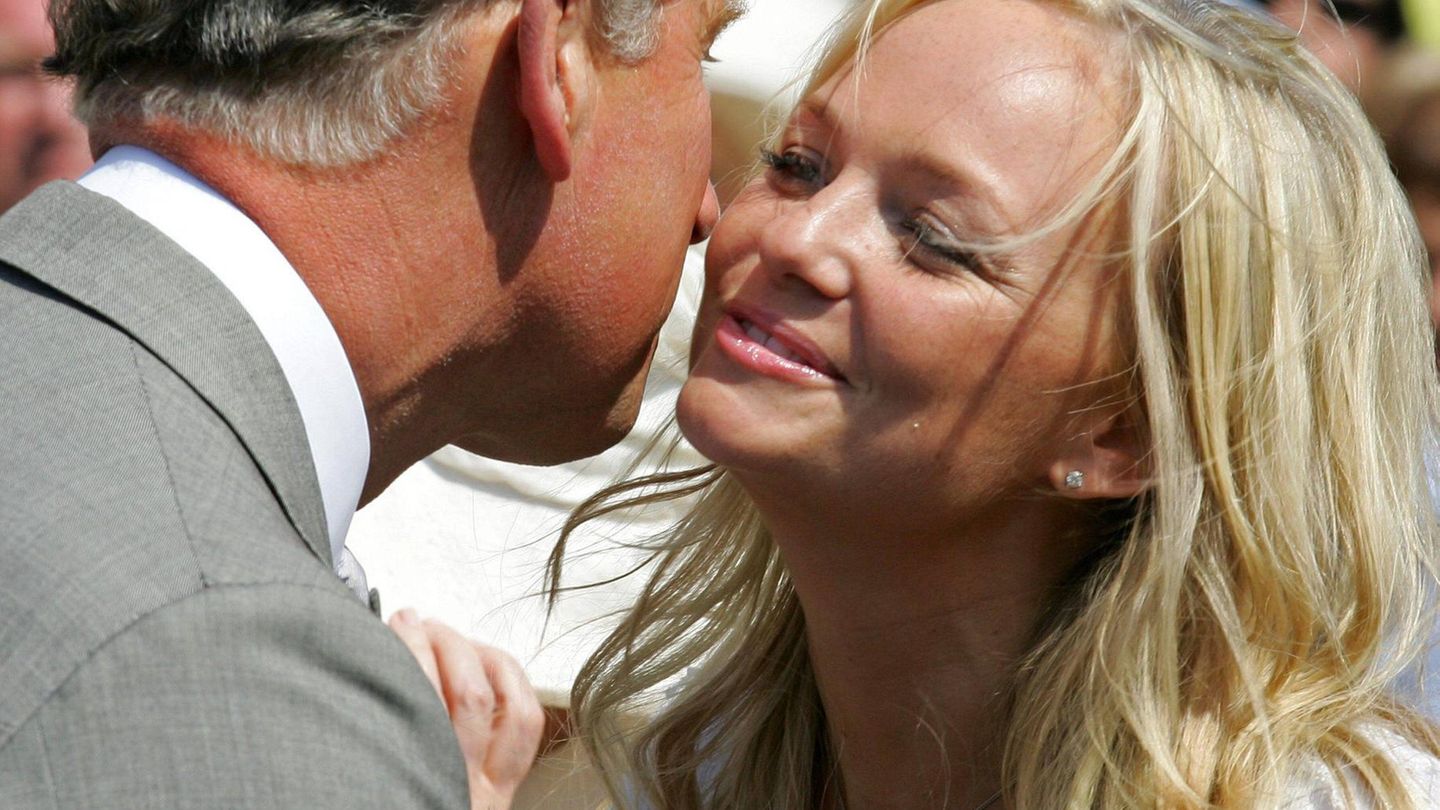 Prinz Charles begrüßt Emma Bunton von den Spice Girls mit einem Wangenkuss