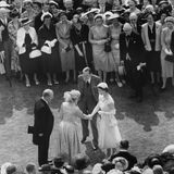 Die Queen auf einem schwarz-weiß-Bild, das sie beim Händeschütteln mit dem Volk zeigt