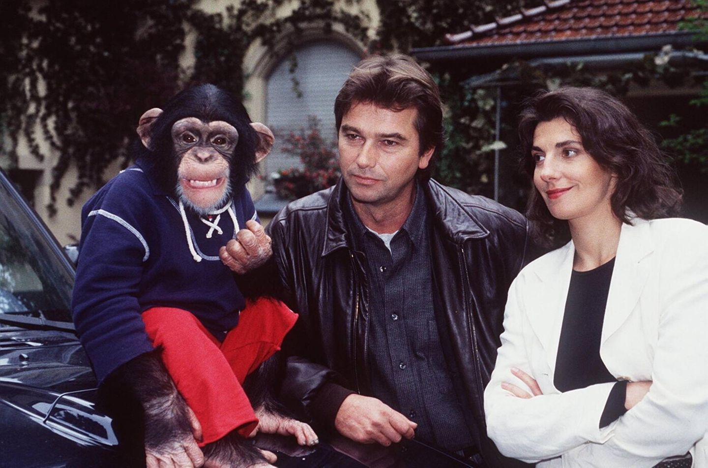 Schimpanse "Charly" mit den Schauspielern Ralph Schicha, Karin Kienzer