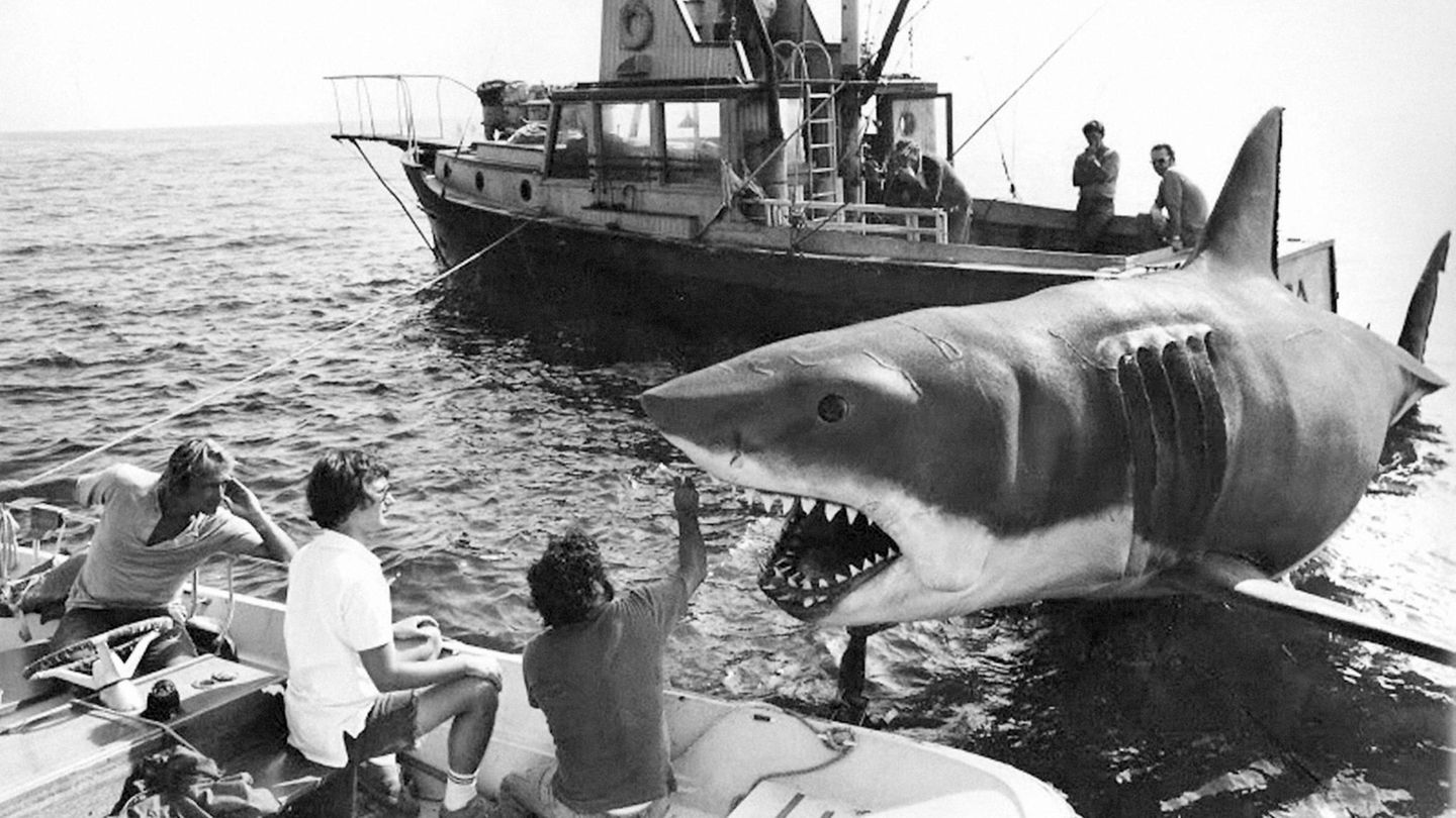 Regisseur Steven Spielberg mit einem Modell des Weißen Hais