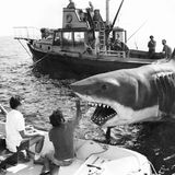 Regisseur Steven Spielberg mit einem Modell des Weißen Hais