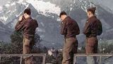 US-Soldaten machen Erinnerungsfotos in den Alpen