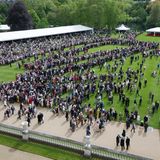 Der Garten mit vielen Besuchern von oben betrachtet