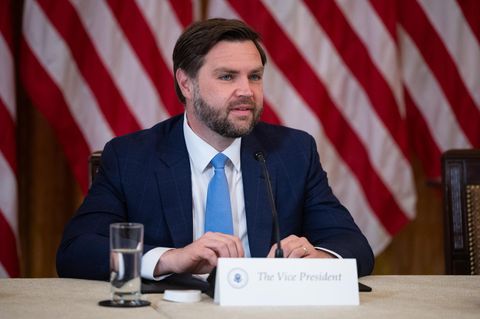 Vizepräsident JD Vance spricht während einer Sitzung der Task Force des Weißen Hauses zur FIFA-Weltmeisterschaft 2026