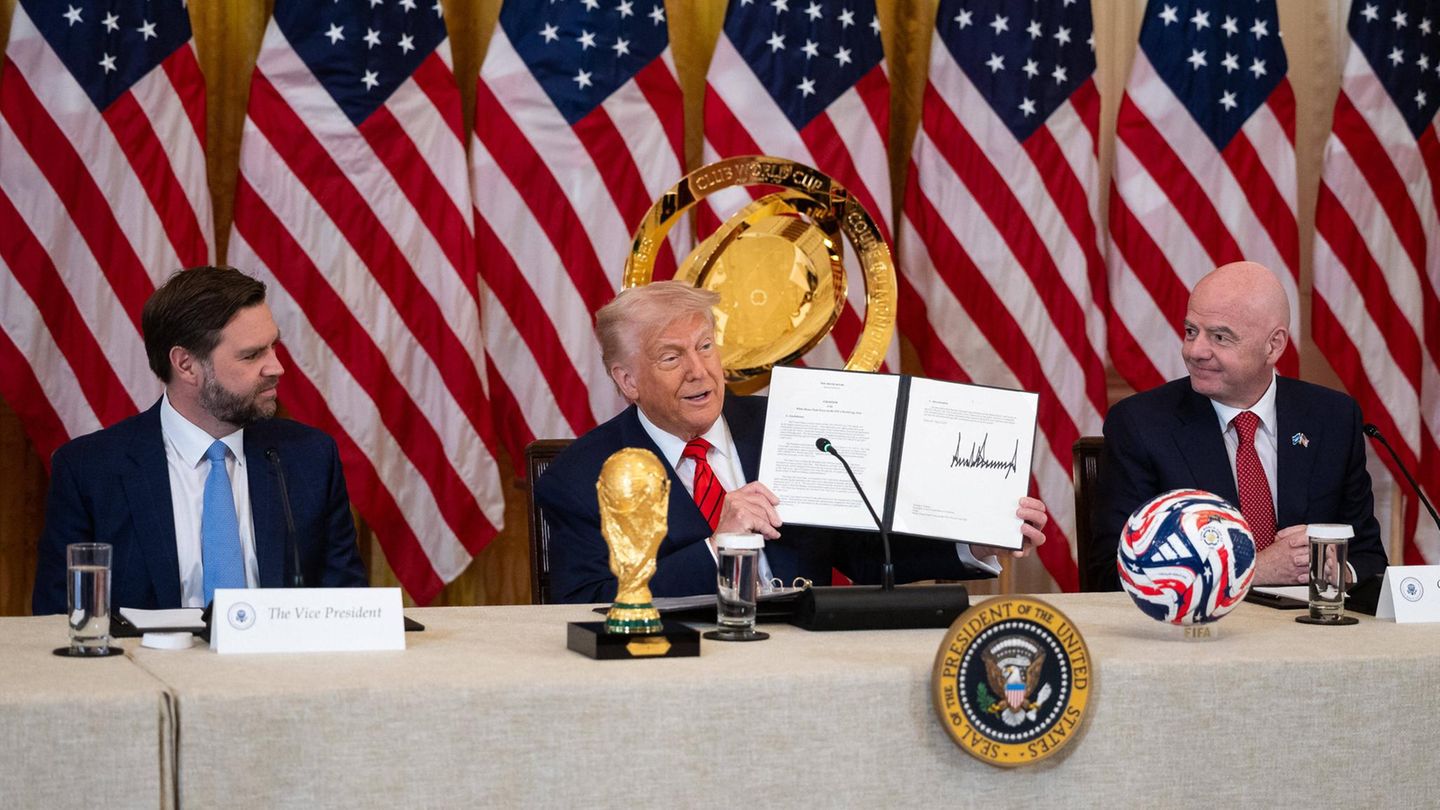J. D. Vance, Donald Trump und Fifa-Präsident Gianni Infantino bei einem Pressetermin im Weißen Haus zur Fußball-WM 2026