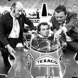 Der ehemalige deutsche Formel-1-Pilot starb am 4. Mai im Alter von 78 Jahren in Cannes an den Folgen eines Schlaganfalls. Der gelernte Mechaniker aus Dorfen in Oberbayern bestritt 105 Rennen in der Königsklasse des Motorsports. Dabei schaffte Mass es achtmal aufs Podium, er fuhr unter anderem für das britische Traditionsteam McLaren. Vor 50 Jahren am 27. April 1975 feierte er seinen einzigen Grand-Prix-Erfolg. In Barcelona gewann er in einem McLaren-Ford Cosworth den Großen Preis von Spanien