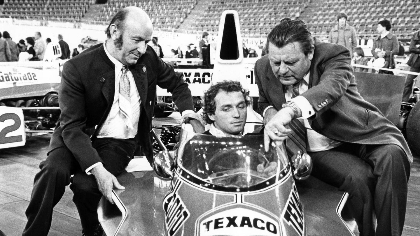 Der ehemalige deutsche Formel-1-Pilot starb am 4. Mai im Alter von 78 Jahren in Cannes an den Folgen eines Schlaganfalls. Der gelernte Mechaniker aus Dorfen in Oberbayern bestritt 105 Rennen in der Königsklasse des Motorsports. Dabei schaffte Mass es achtmal aufs Podium, er fuhr unter anderem für das britische Traditionsteam McLaren. Vor 50 Jahren am 27. April 1975 feierte er seinen einzigen Grand-Prix-Erfolg. In Barcelona gewann er in einem McLaren-Ford Cosworth den Großen Preis von Spanien