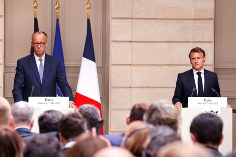 Merz und Frankreichs Präsident Macron bei einer Pressekonferenz