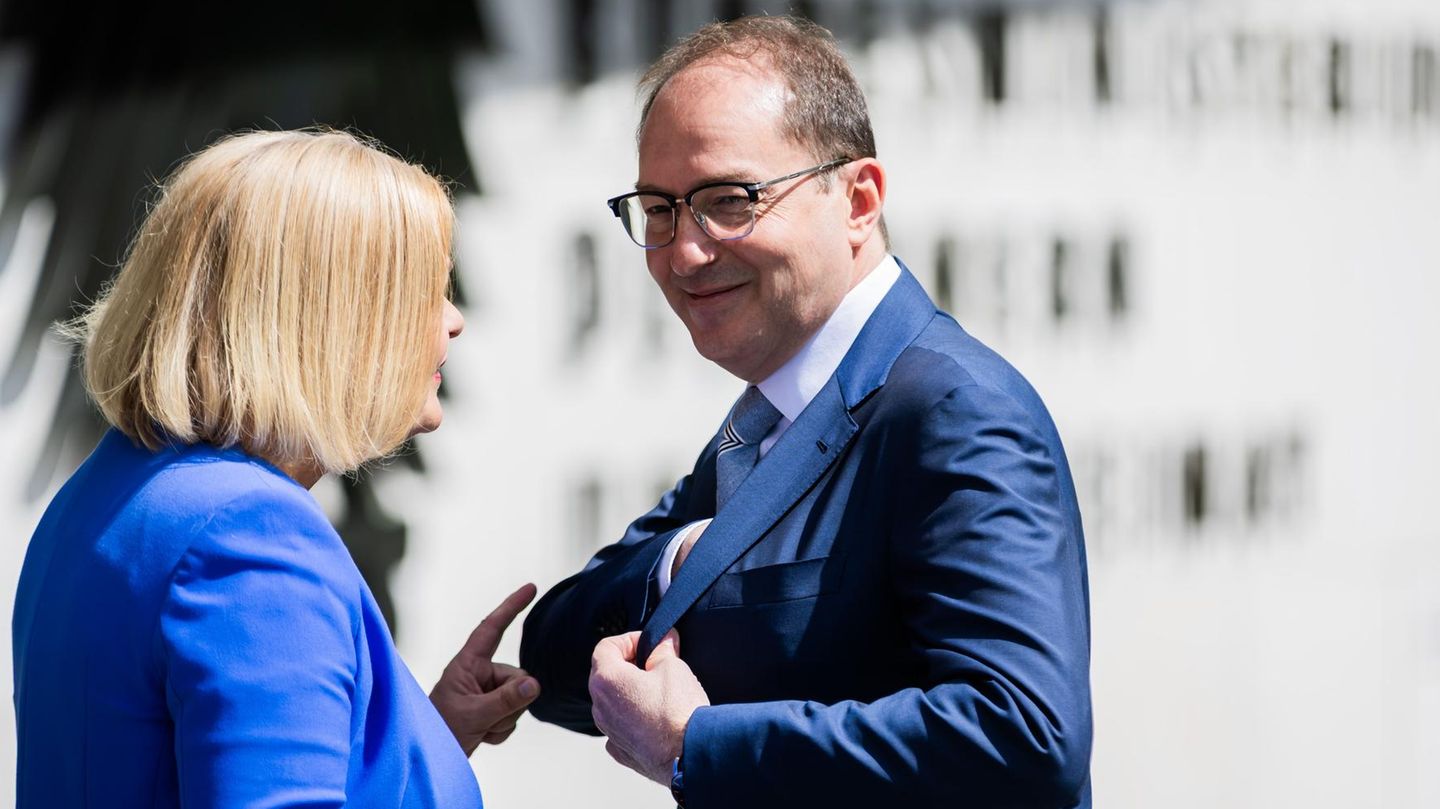 Alexander Dobrindt wants to send 3000 police officers to border