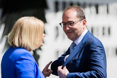 Alles bleibt anders: Gut gelaunt übernimmt Alexander Dobrindt von der CSU das Innenministerium von Nancy Faeser von der SPD