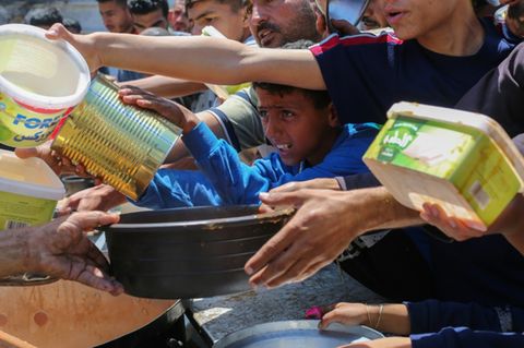 Flüchtlinge im Gazastreifen drängen sich bei einer Essensausgabe