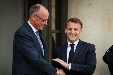 Merz und Macron schütteln sich die Hand