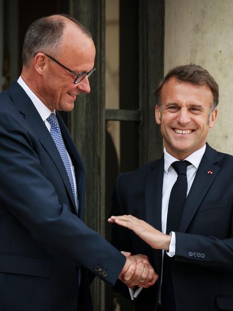 Merz und Macron schütteln sich die Hand