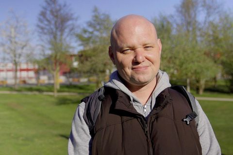 Bomben fallen vor dem Kinderzimmer – was macht Krieg mit einem Vater? (Video)