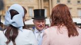 König Charles mit schwarzem Zylinder im Gespräch mit zwei Frauen aus dem Volk
